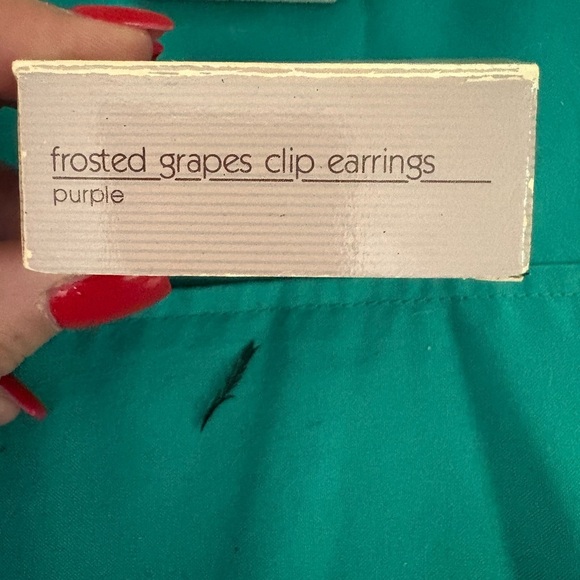 1989 Avon Frosted Purple Grapes Clip Earrings Gold Tone Dangle Drop Cluster - Picture 6 of 6